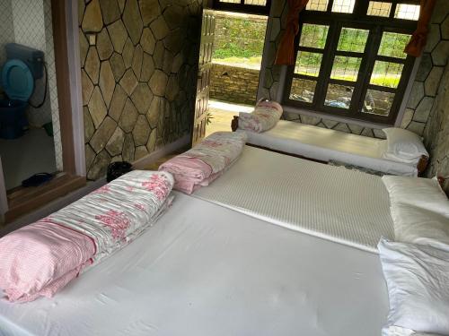 - un grand lit dans une chambre avec 2 oreillers dans l'établissement The Hotel Orchid & Restaurant, à Kāskī