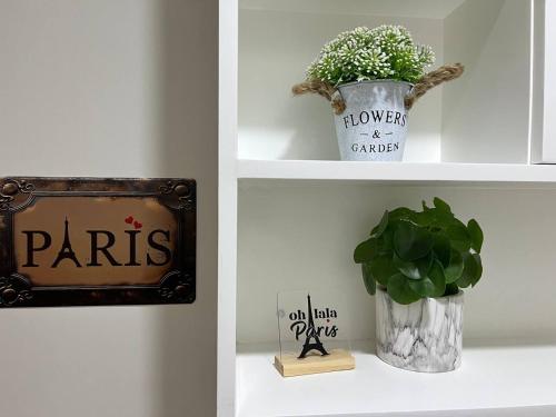 Imagen de la galería de Paris Theme Near Ayala Feliz Mall 2BR Netflix Internet with Pool Parking Fee, en Manila