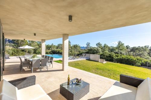 Swimmingpoolen hos eller tæt på Unique villa nestled between mountains