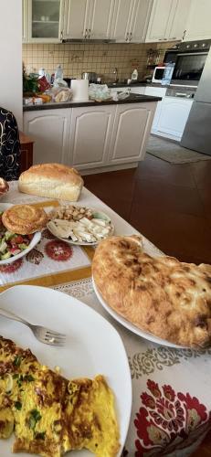ein Tisch mit Tellern mit Pizza auf einem Tisch in der Unterkunft Dani Gorbaciov 