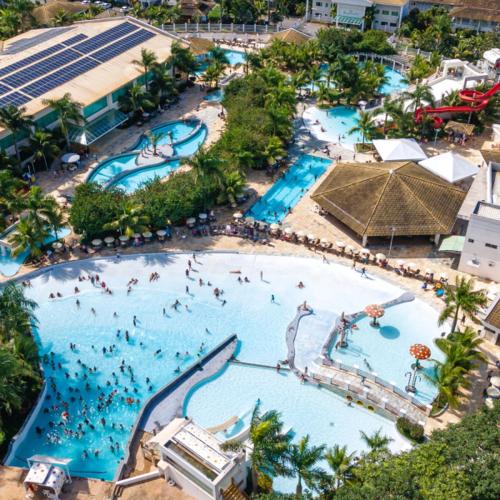 een luchtfoto van een zwembad in een resort bij L'acqua diRoma 1 2 3 4 5 - Temporada CN in Caldas Novas