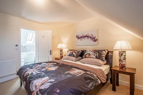 a bedroom with a large bed and two lamps at Large Central Townhse 2Baths FREE parking Superking bed in Canterbury