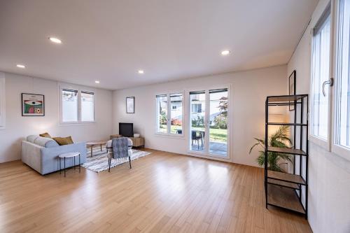 Giường trong phòng chung tại Stockhorn Loft - central, free parking, private