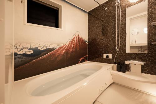 東京にあるWANOYADO Tokyo - Modern Japanese House near Shinjuku & Shibuyaのバスルーム(白いバスタブ、シンク付)