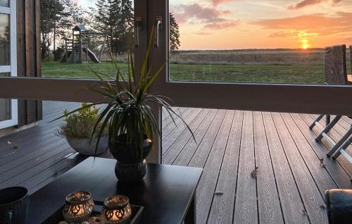 Východ nebo západ slunce při pohledu z prázdninového domu nebo okolí