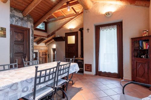 Un comedor con mesa y sillas en Chalet L'École, en Auri Grande