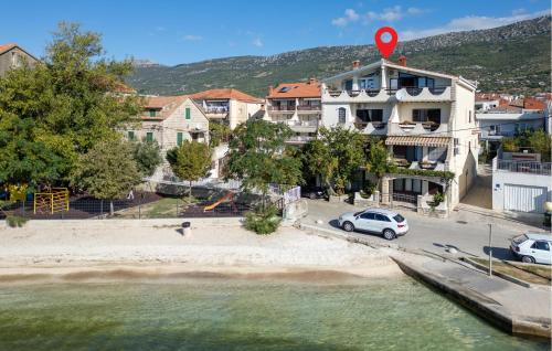 Two-Bedroom Apartment Kastel Kambelovac 03