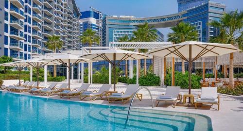 Πισίνα στο ή κοντά στο Chic Studio with Beach & Rooftop Pool Access
