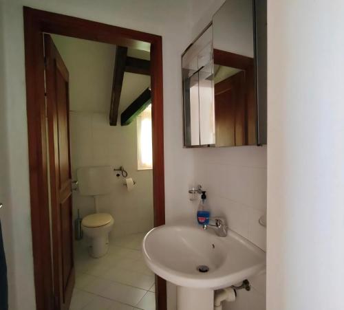 een badkamer met een wastafel en een toilet bij Ibiscus Penthouse in Santa Maria