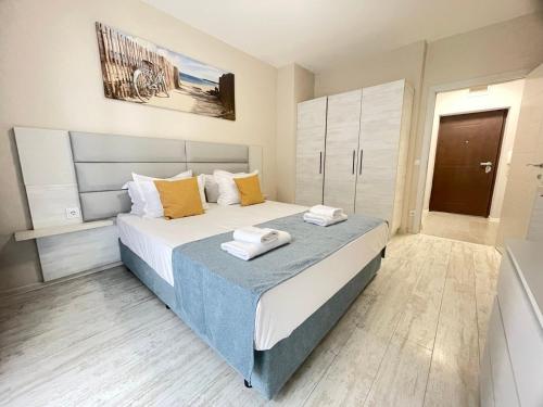 Ένα ή περισσότερα κρεβάτια σε δωμάτιο στο ESKADA Apartments