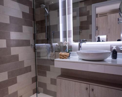 Ένα μπάνιο στο Chic Studio with Beach & Rooftop Pool Access