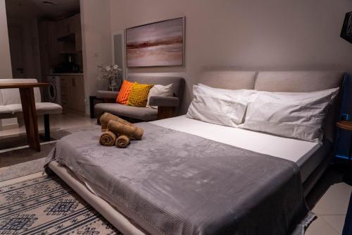 Ένα ή περισσότερα κρεβάτια σε δωμάτιο στο Chic Studio with Beach & Rooftop Pool Access
