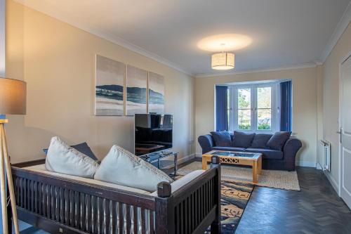 a living room with a couch and a tv at Large Central Townhse 2Baths FREE parking Superking bed in Canterbury
