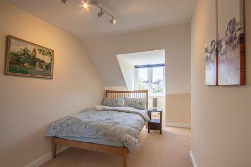 a bedroom with a bed and a window at Large Central Townhse 2Baths FREE parking Superking bed in Canterbury