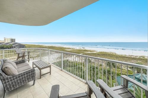 un balcone con sedie e vista sulla spiaggia di Spanish Key Unit 301 a Perdido Key