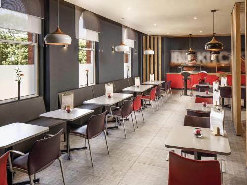 une salle à manger avec des tables et des chaises dans un restaurant dans l'établissement ibis Coventry Centre, à Coventry