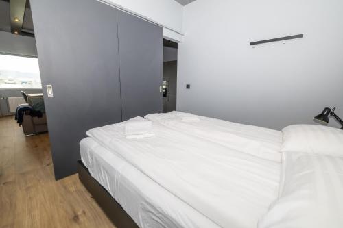 Postel nebo postele na pokoji v ubytování Akureyri TB24 Apartments