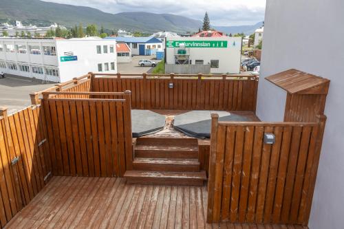 eine Treppe auf einer Holzterrasse in der Unterkunft LL Properties - TB24 Akureyri Retreat in Akureyri