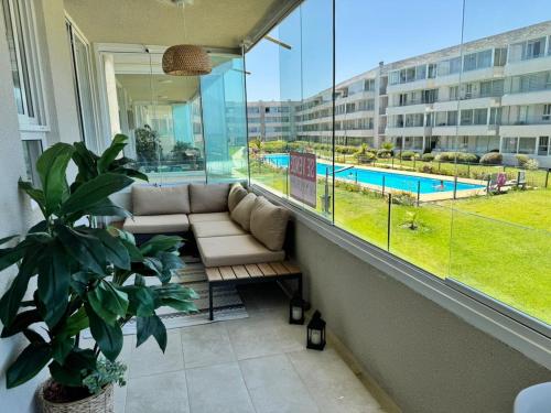 Bazén v ubytování Apartamento primera linea El Tabo nebo v jeho okolí