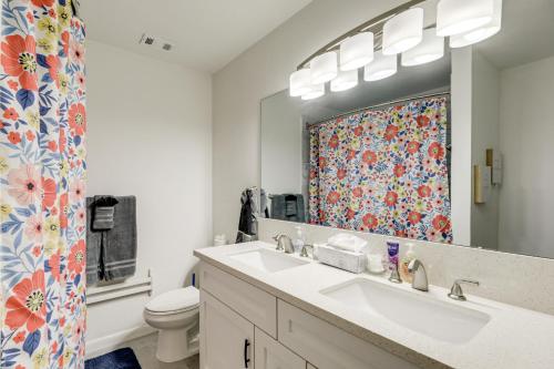 Ένα μπάνιο στο Family Home with Covered Patio and Grill in La Grange