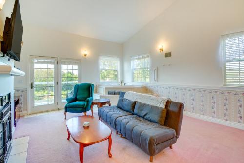 a living room with a couch and two chairs at Ocean Shores Condo with Private Tub Less Than 1 Mi to Beach! in Ocean Shores