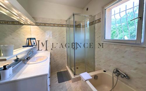 Ένα μπάνιο στο Villa 13 oliviers Couchers de soleil LUMIO