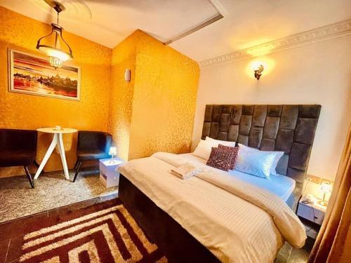 Un pat sau paturi într-o cameră la Vintage Classic Lodge