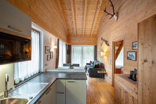 Casa de madera con cocina y sala de estar. en Mayr Natur Apartments, en Santa Cristina Valgardena
