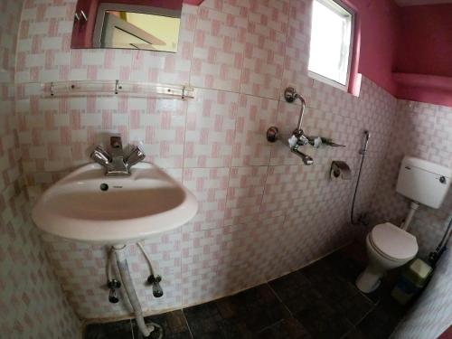 Kamar mandi di NG Resthouse