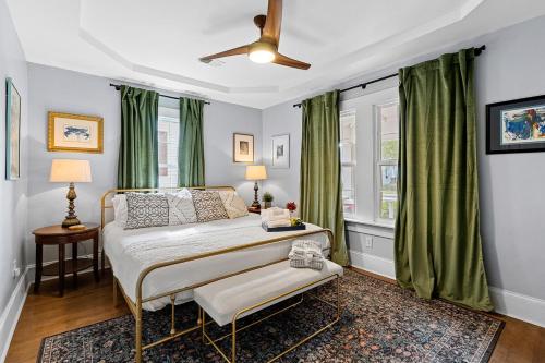 En eller flere senge i et værelse på Spacious 4BD Augusta Retreat Near the Masters! BBQ