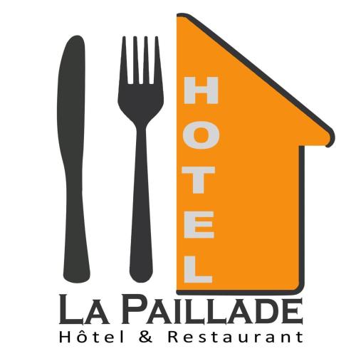 un logo pour un hôtel et un restaurant avec une fourchette et un couteau dans l'établissement La paillade, à Oulad Akkou