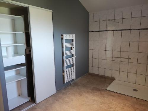 a bathroom with a walk in closet and a shower at Villa Les Combes avec piscine chauffée in Proissans