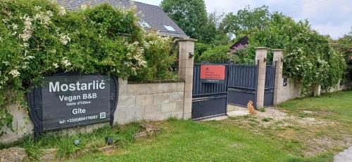 Κήπος έξω από το Mostarlic Vegan and Gluten free B&B