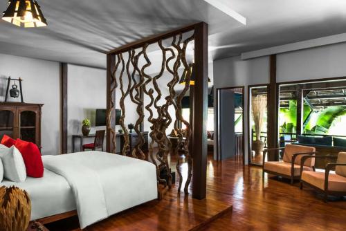une chambre avec un lit et un salon dans l'établissement Sokkhak Boutique Resort & Spa, à Siem Reap