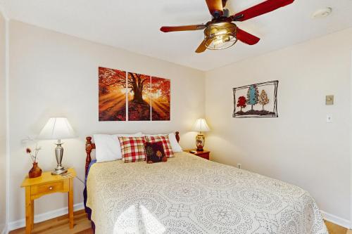 Una cama o camas en una habitación de Shyers Overlook