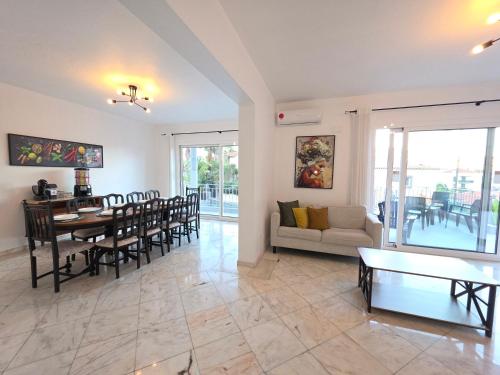 a dining room and living room with a table and chairs at RODRIGUES ViLLA in Funchal