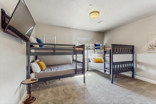 Una habitación con tres literas. en Zion Village Family Escape, en Hurricane