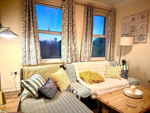 Χώρος καθιστικού στο Airy Bright apartment in st Leonards