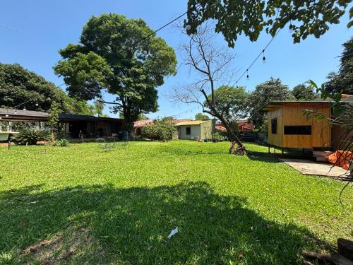 a yard with green grass and a house at Terra Bella in Fernando de la Mora