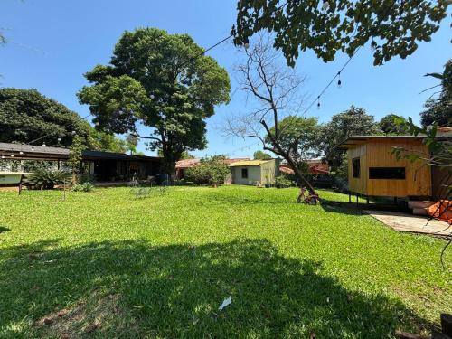 a yard with green grass and a house at Terra Bella in Fernando de la Mora