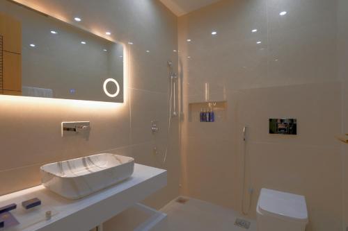 Ένα μπάνιο στο MB Residencia Hotel Suites