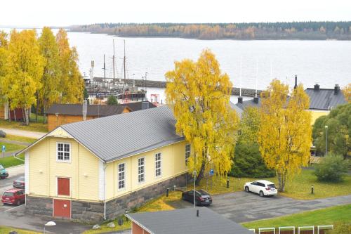 Penthouse Kemi في كيمي: منظر علوي لمبنى أصفر به أشجار ومياه