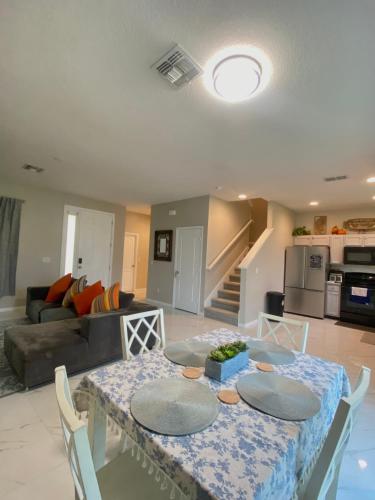 Modern Tropical Family Retreat near Legoland, Disney, Universal and Bok Towers photo 6