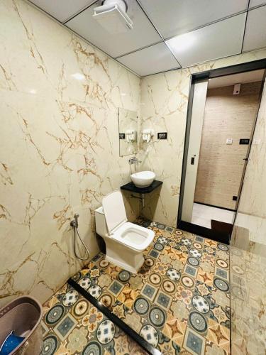 ein Badezimmer mit Toilette und Waschbecken in der Unterkunft Hotel Keys Delight in Vijayawāda
