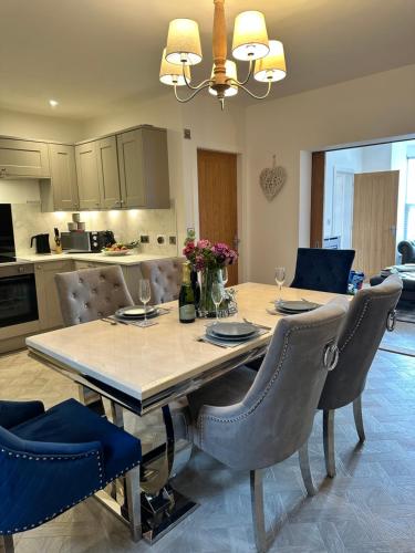 - une cuisine avec une table à manger et des chaises dans l'établissement Luxury Pet-Friendly 2 Bed Retreat in Central Bowness with Copper Roll-Top Bath & Sun Terrace, à Bowness-on-Windermere