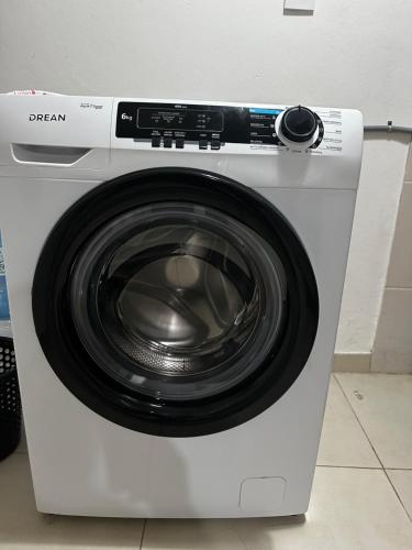 a white washing machine with a washer at Excelente Departamento Zona Centro Médico B La Cruz in Corrientes