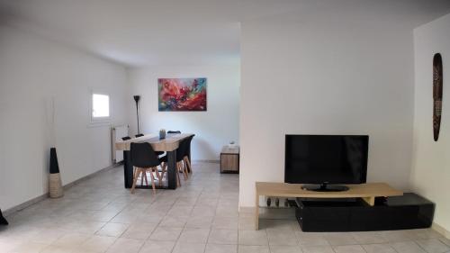 ランブイエにあるMaison familiale - Promo Toussaint - Paris 35 minのリビングルーム(薄型テレビ、テーブル付)