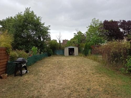 ランブイエにあるMaison familiale - Promo Toussaint - Paris 35 minの真ん中にテントが張られた庭