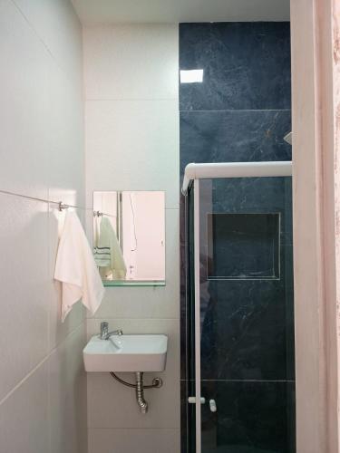 a bathroom with a sink and a shower at Suíte no Barra Mar in Barra de São Miguel