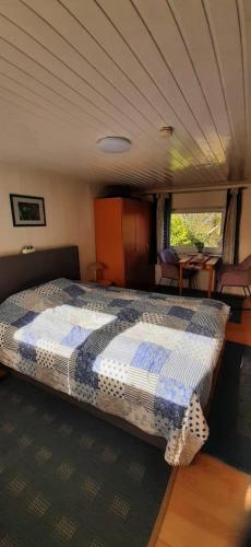 ein Schlafzimmer mit einem Bett in einem Zelt in der Unterkunft Ferhaus Albertsdorf am Dorfteich  Wohnung 4 in Teschendorf